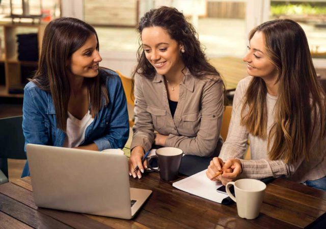 ragazze che studiano per un master di primo livello