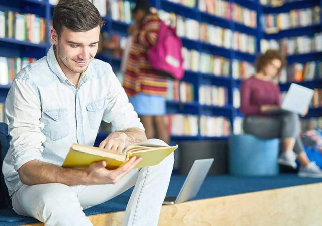 Studenti che studiano in biblioteca per i corsi di perfezionamento