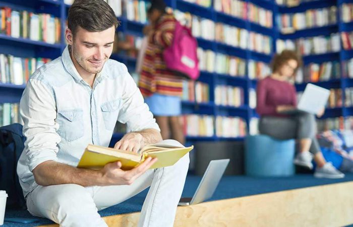 Studenti che studiano in biblioteca per i corsi di perfezionamento