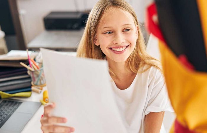 studentessa sorridente consegna lavoro in una scuola di moda