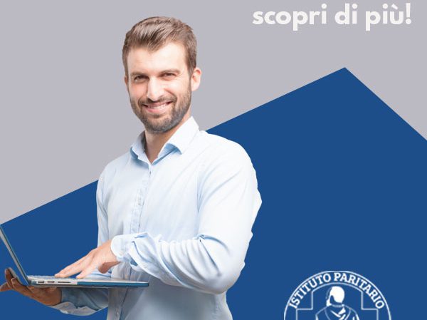 Ragazzo con un pc che ha preso una certificazione informatica con Istituto Paritario Padre Luigi Monaco