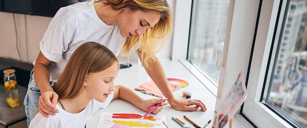 adolescente studia moda a casa aiutata dalla madre