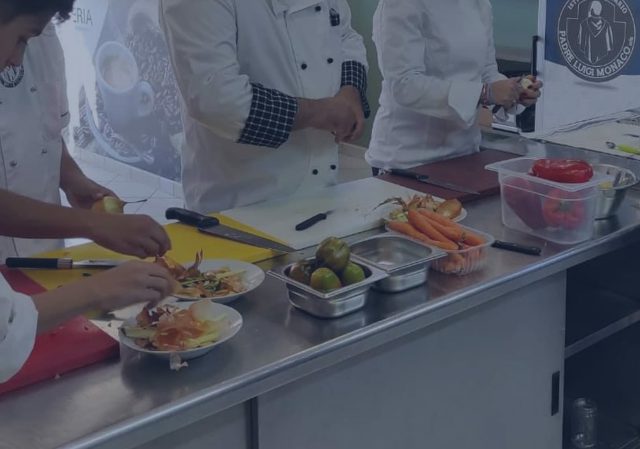 Studenti che imparano l'arte della cucina all'Istituto Padre Luigi Monaco di Bellona