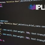 Logo IPLM FAD con sullo sfondo un listato di codice di programmazione