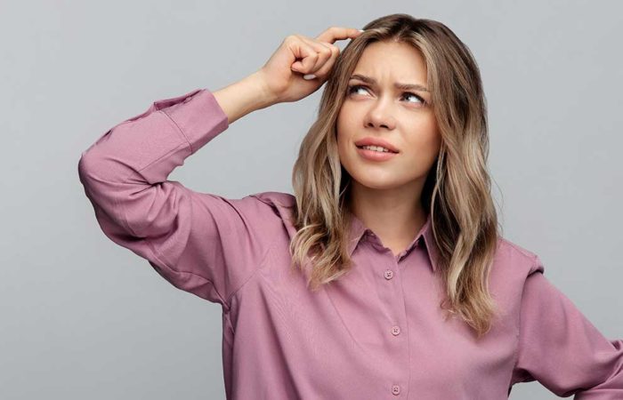 donna che dubita per la scelta del percorso migliore di studi per lavorare nel settore della moda